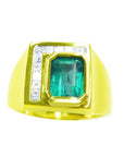 A natural colombian emerald ring for men and princess cut diamonds, crafted in 18k yellow gold.