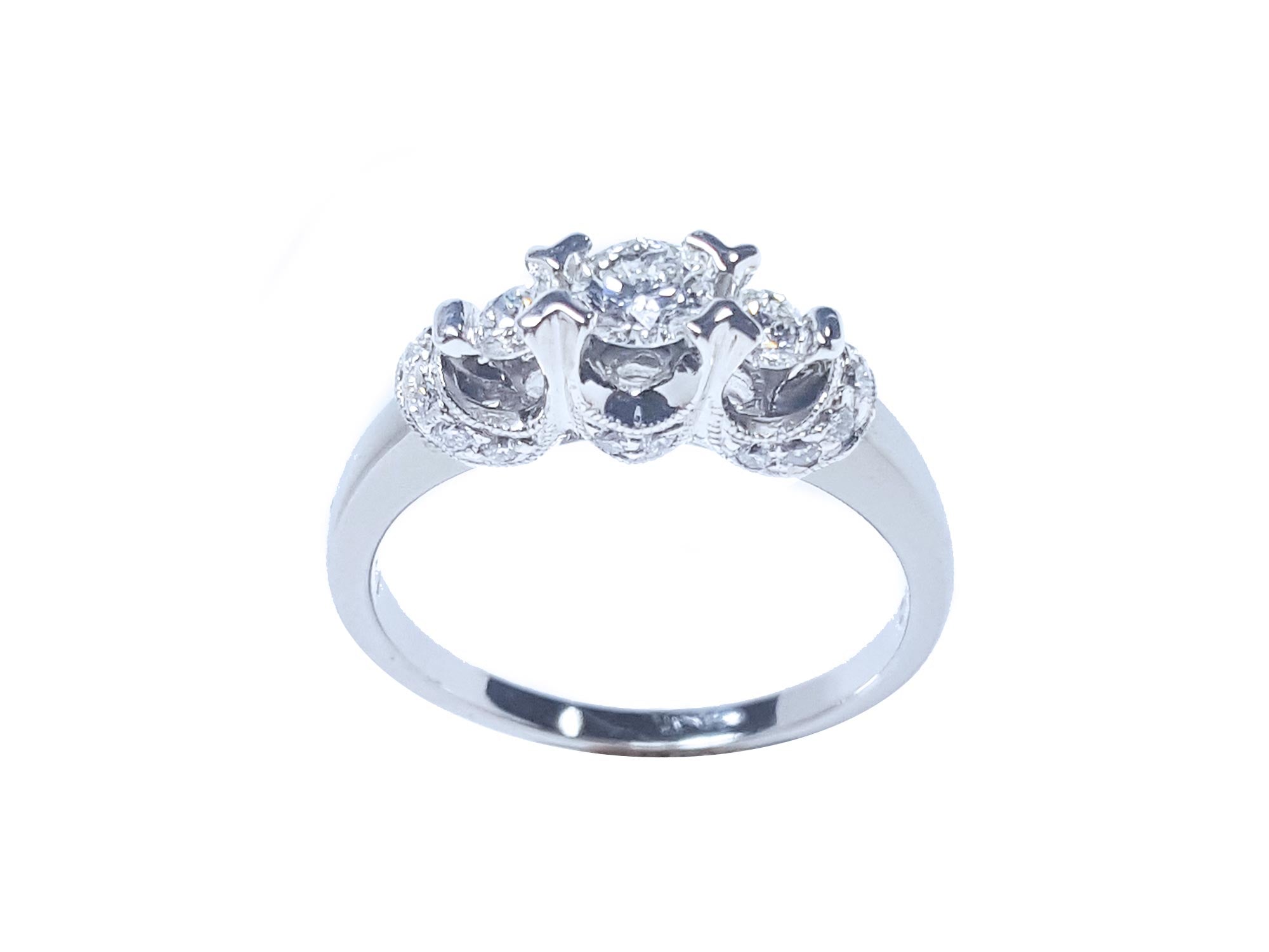 Diamond engagement ring round cut