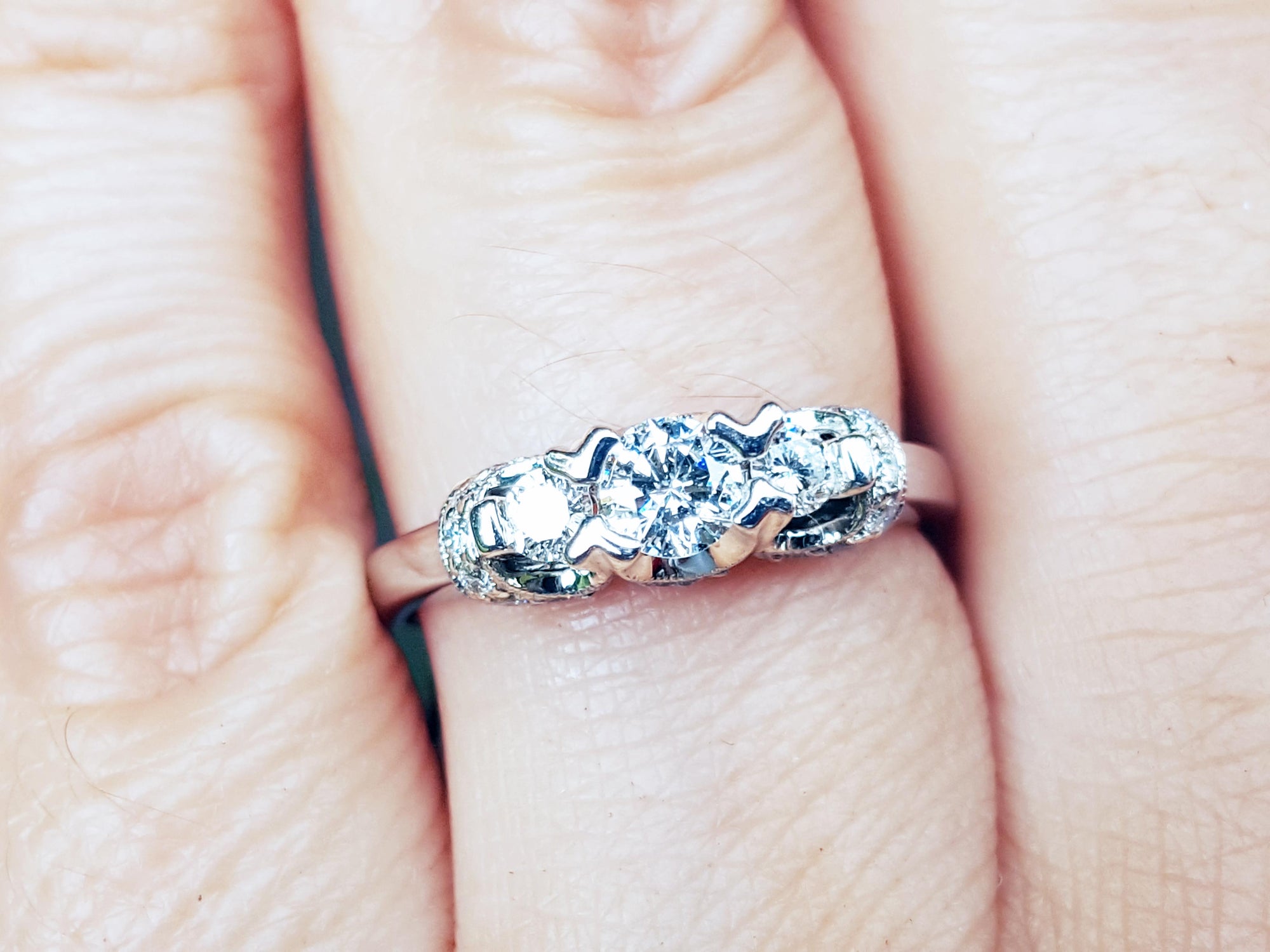 Round cut diamond engagement ring