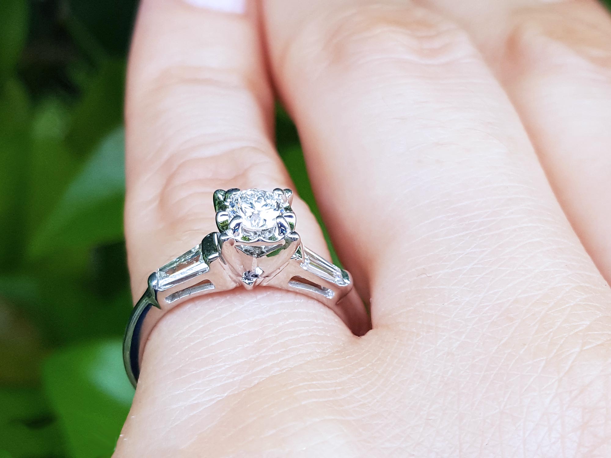 Round diamond and side baguette ring