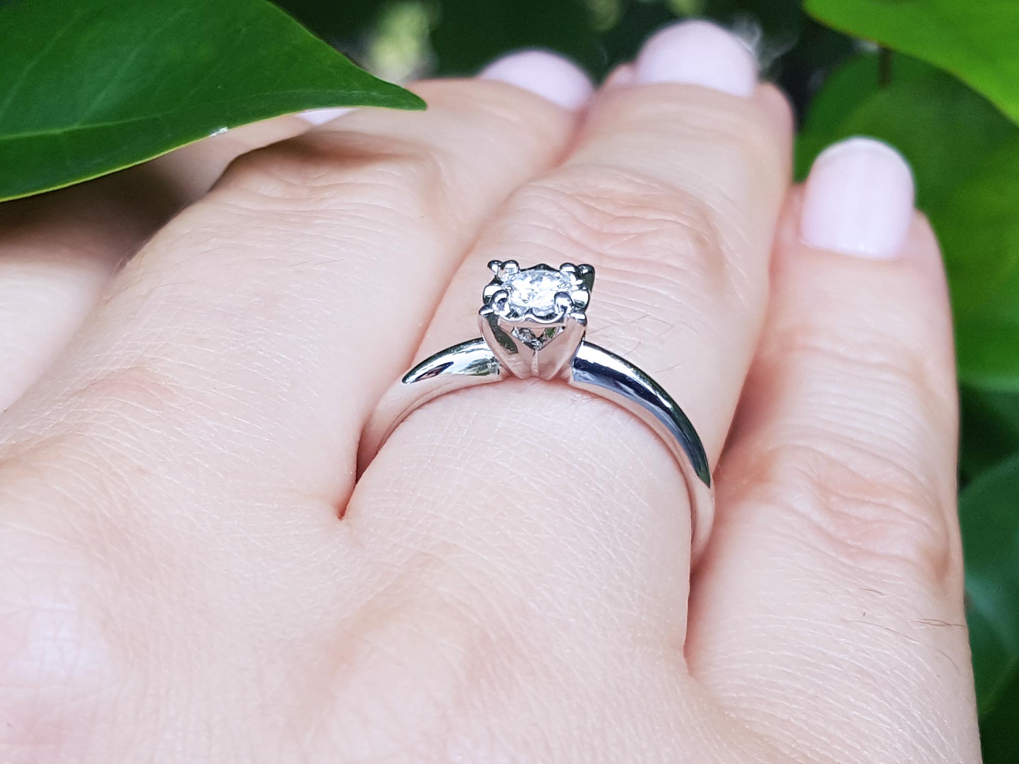 Solitaire White gold diamond ring