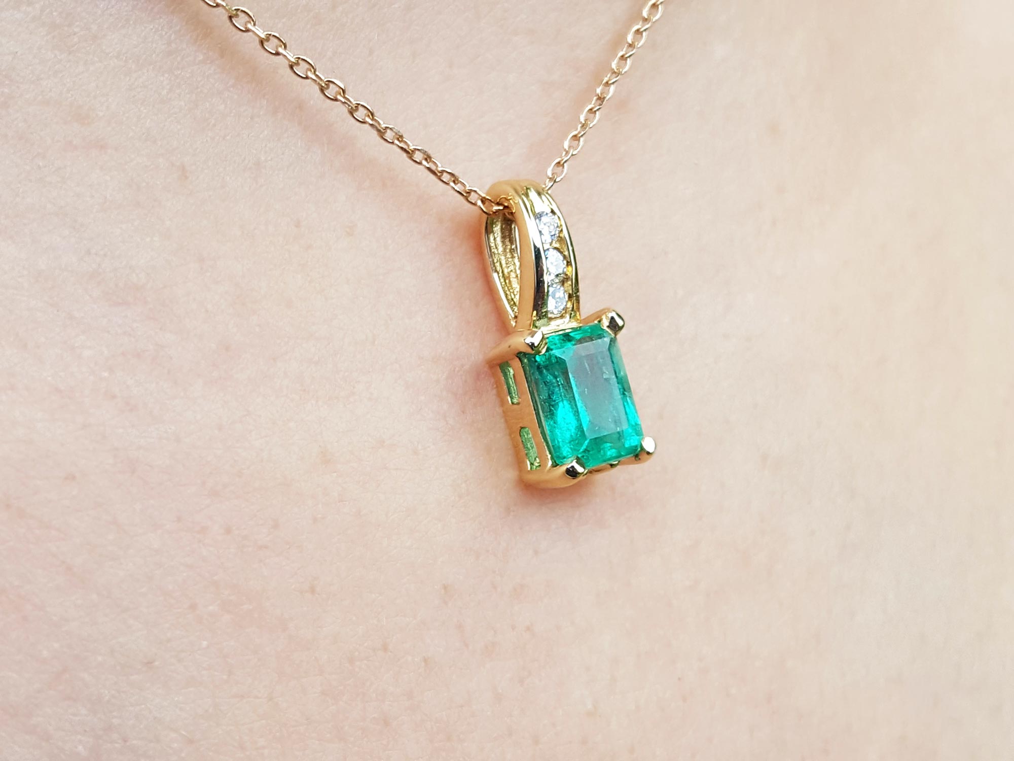 14k emerald pendant and earrings