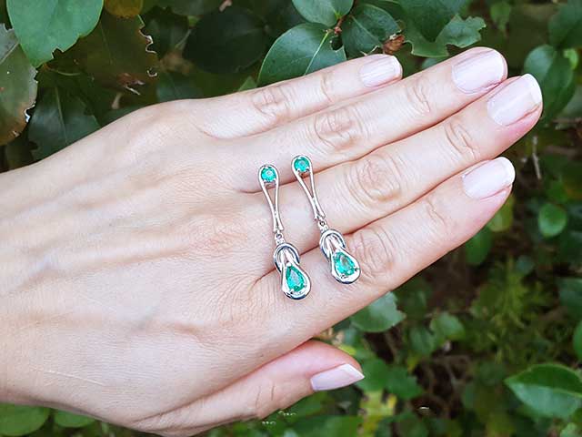 Love knot Colombian emerald earrings
