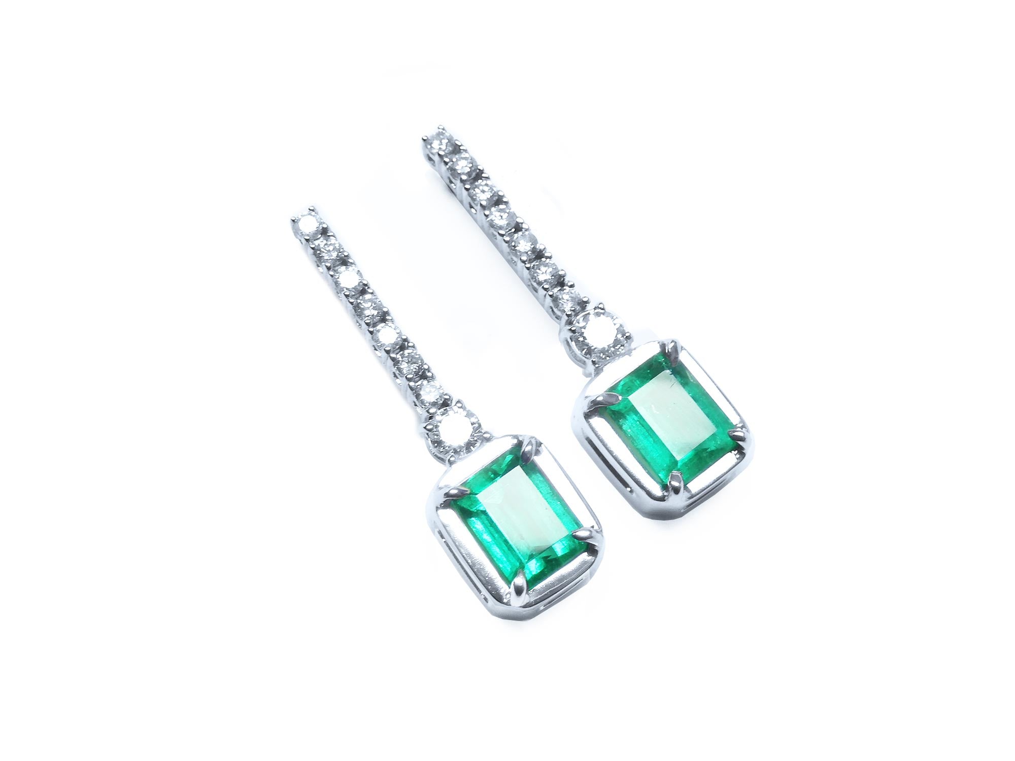 Dangle emerald and diamond esrrings
