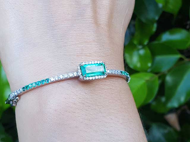 Halo diamonds emerald bracelet