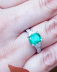 Esmeralda y diamantes en anillo de oro