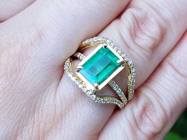 18K  Solid yellow gold emerald rings