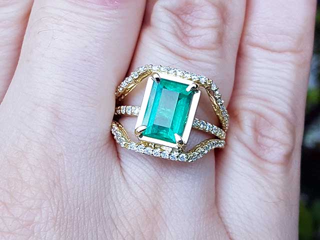 Autentica esmeralda diamantes y oro en anillo de compromiso