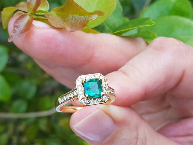 Women&#39;s emerald rings wholesale