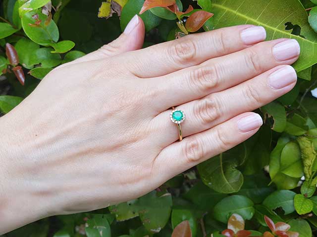 Real emerald round cut with a halo of natural diamonds