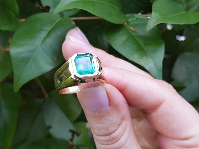 Muzo born real emerald men;s ring