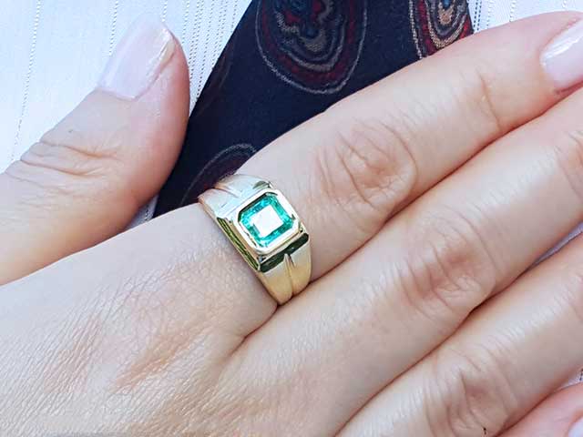 Emerald 18k solid gold ring for man