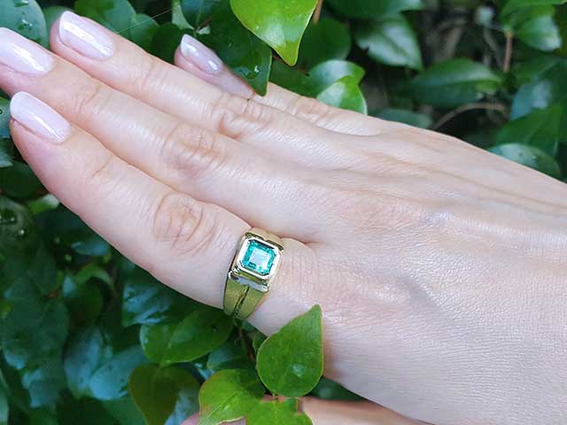 Emerald 18K Yellow Gold ring