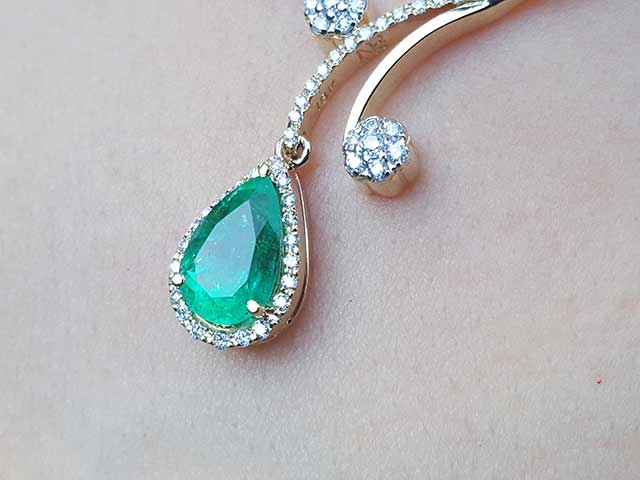 Natural emerald and diamond necklace