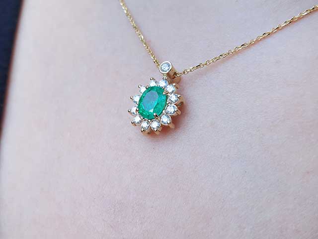 Hand made solid gold emerald necklace