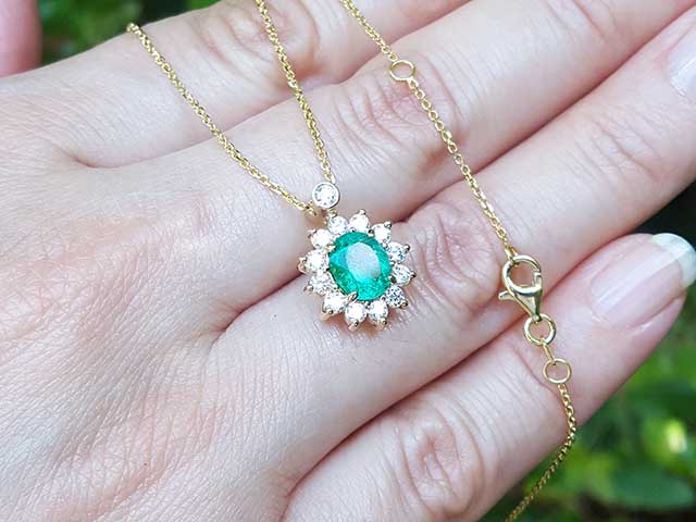 Unique emerald gold necklace