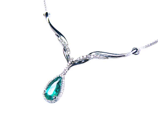 Emerald and diamond fine jewelry necklace