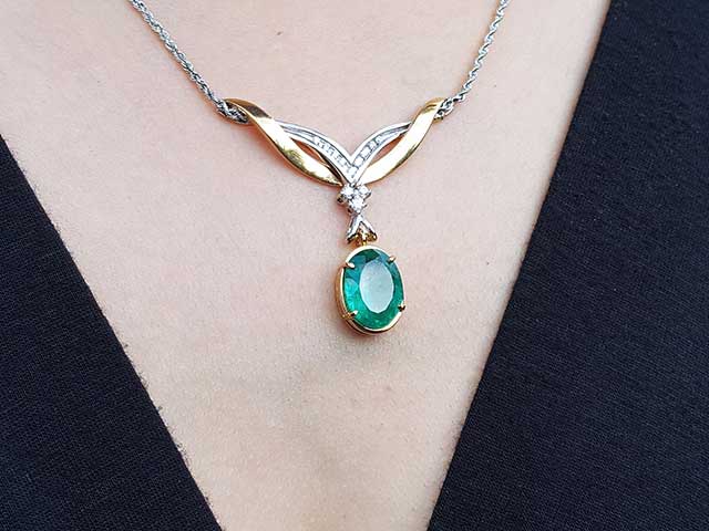Colombian emerald oval cut necklace