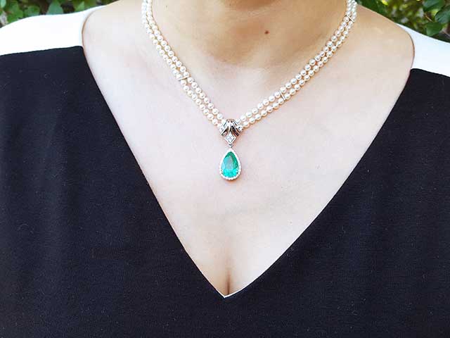 Emerald enhancer necklace