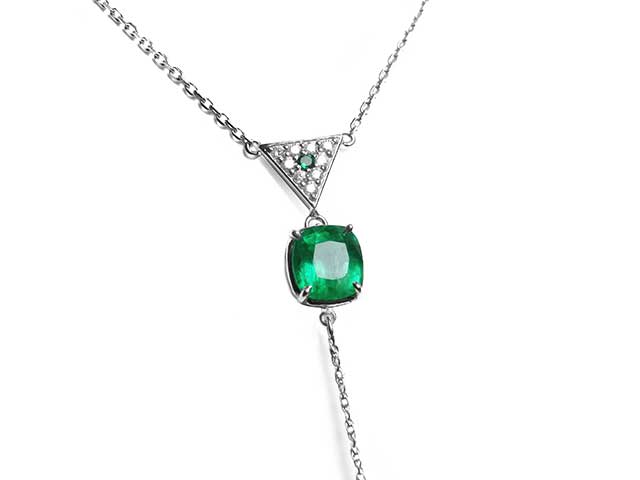 Unique emerald and pearl necklace