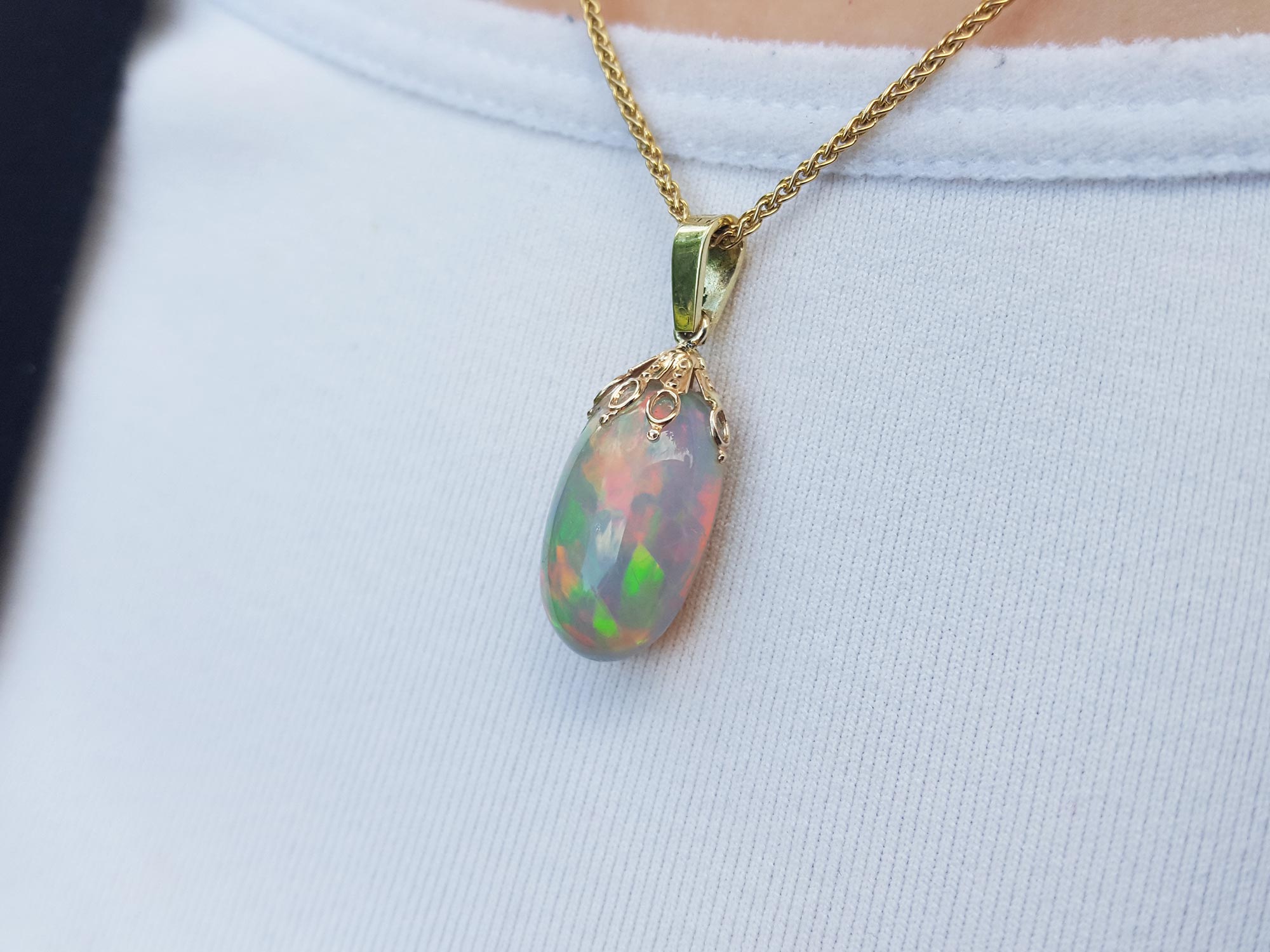 Opal cabochon pendant necklace