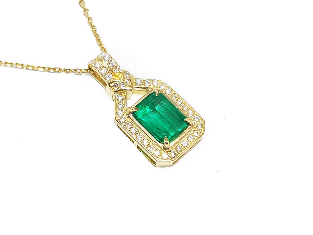 Women&#39;s emerald pendant