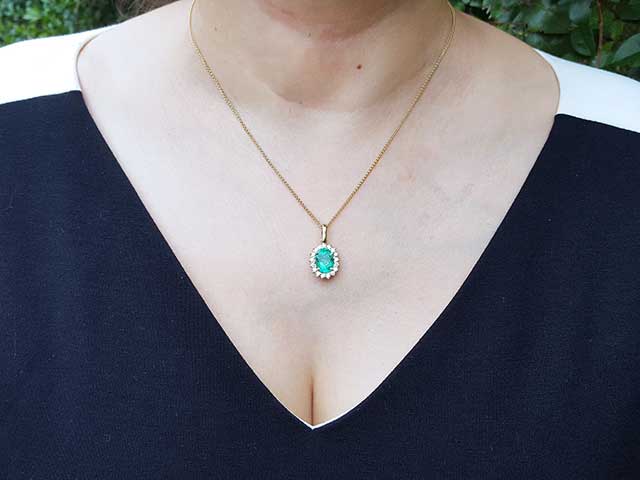 Emerald pendant necklace oval cut