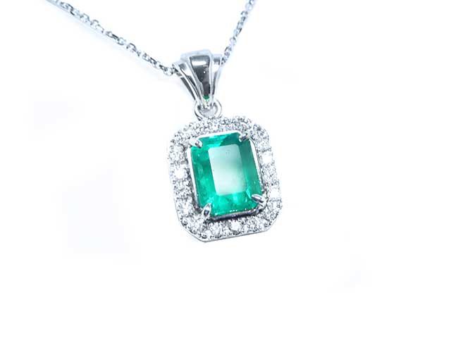 Emerald-cut emrald pendant necklace