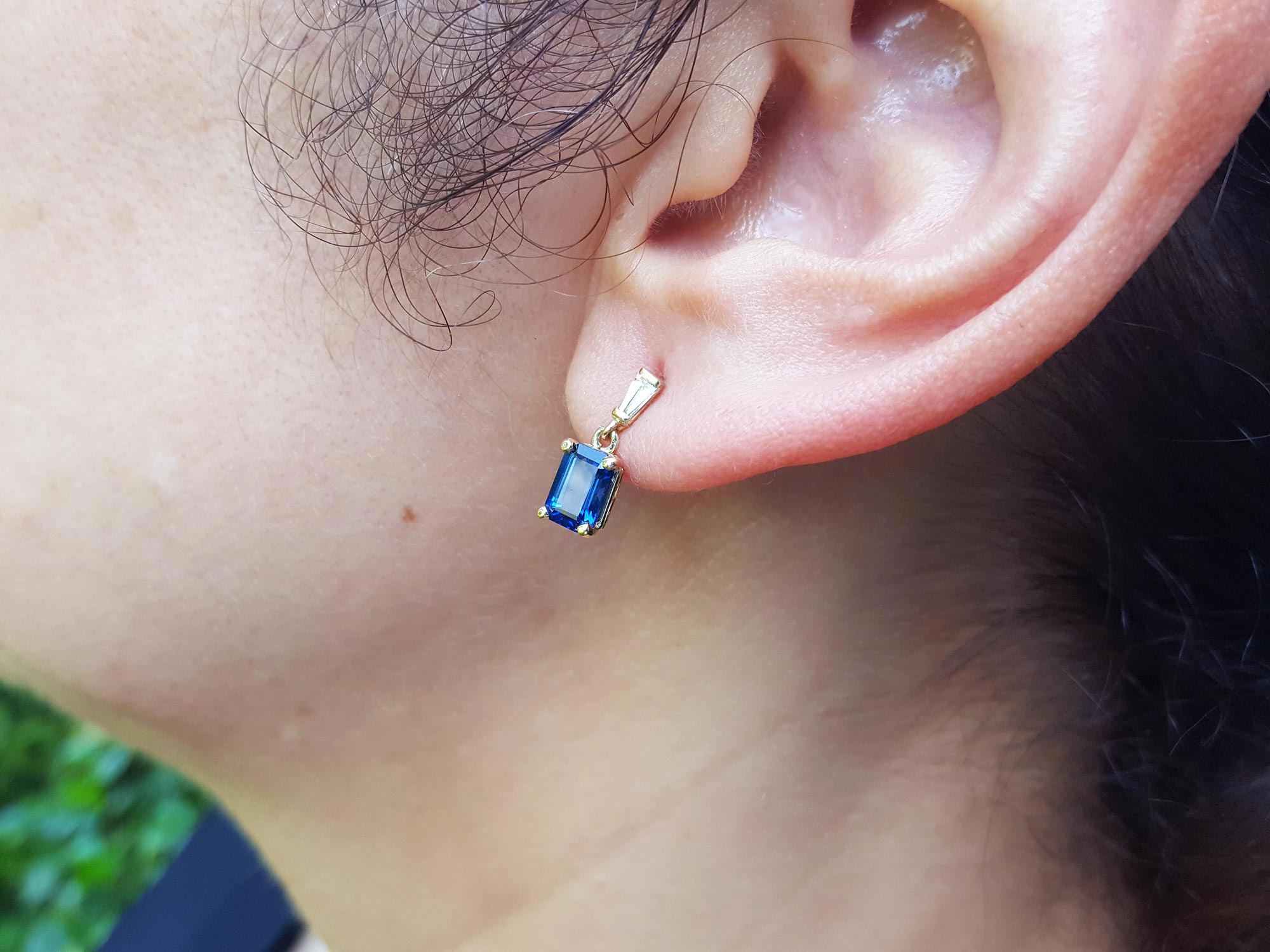 Yellow gold Blue sapphire earrings