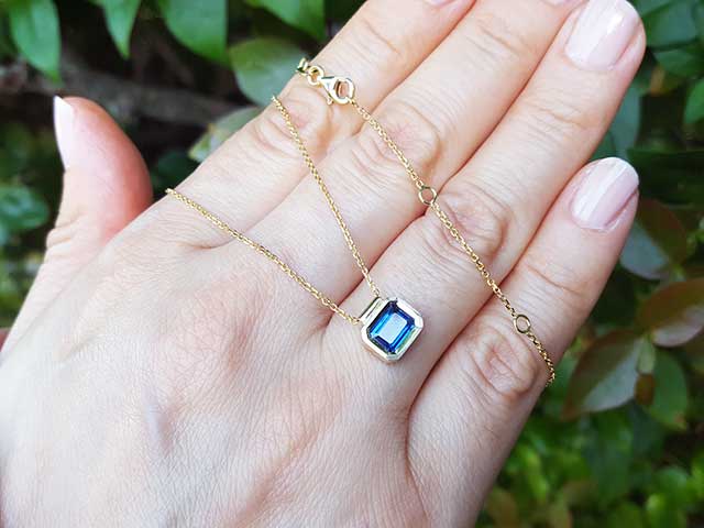 Gold and sapphire jewelry for mother’s day