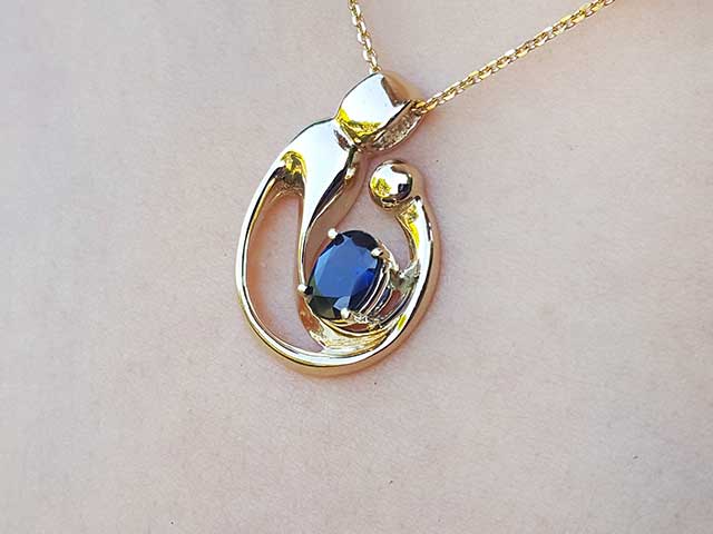 Mother and child sapphire necklace for sale