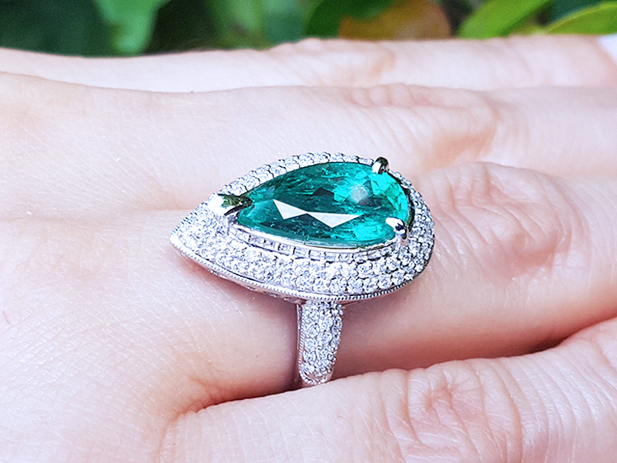 Anillo on esmeralda para compromiso con doble corona de diamantes naturales