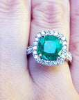 Anillo para dama con esmeralda colombiana y diamantes naturales