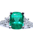 Anillo de compromiso con esmeralda corte cojín y diamantes naturales