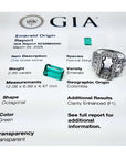 Anillo de compromiso de oro blanco con esmeralda colombiana rectangular de 2.99 ct y certificado GIA.