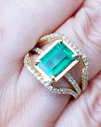 Esmeralda cuadrada en anillo para mujer elaborade en oro amarillo de 18k