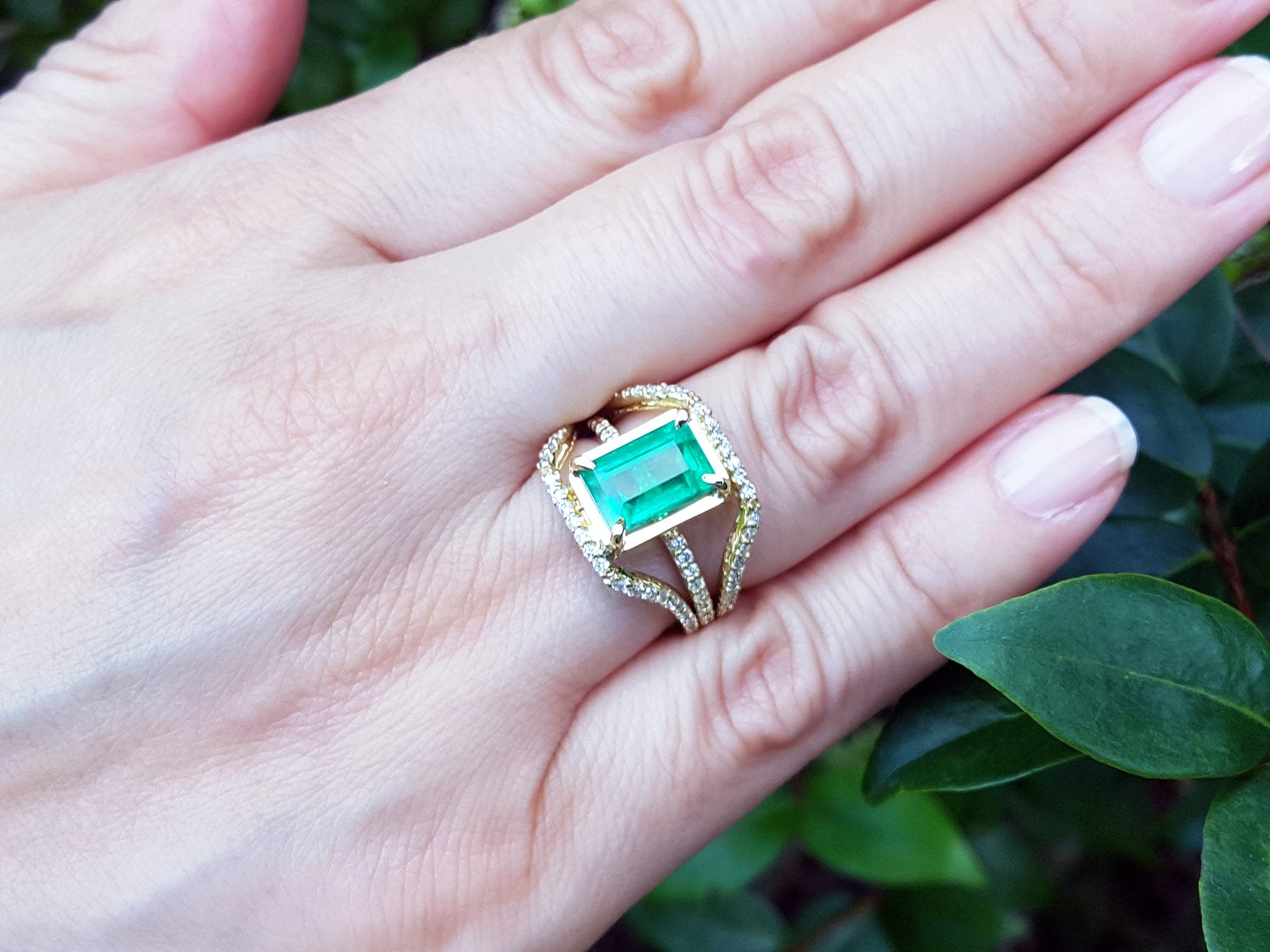 Genuina esmeralda colombiana de Muzo en anillo para mujer