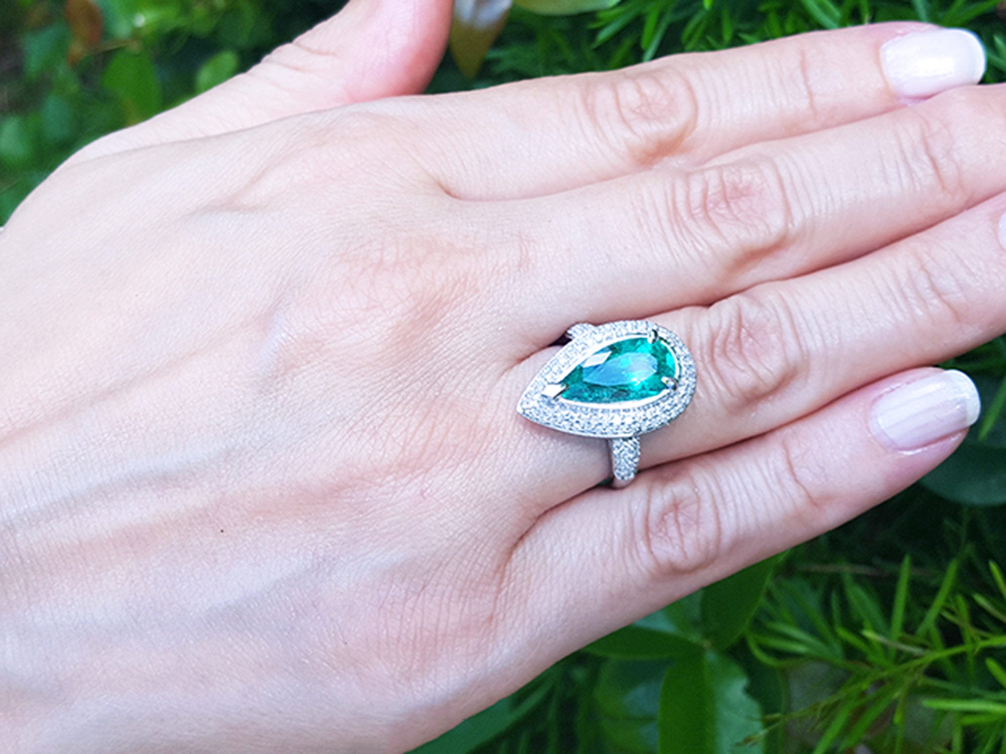 Anillo de compromiso con esmerada y diamantes naturales en oro blanco