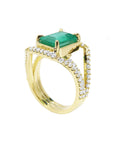 Esmeralda y diamantes naturales en anillo de oro amarillo de 18k