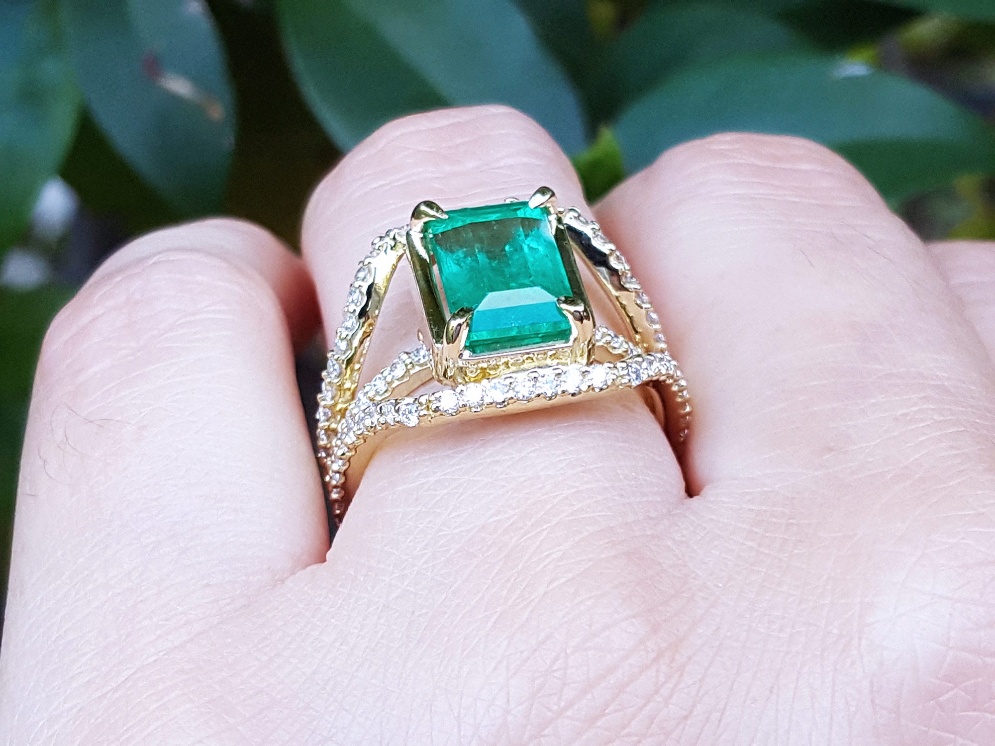 Anillo en oro de 18k con esmeralda genuina y diamantes naturales