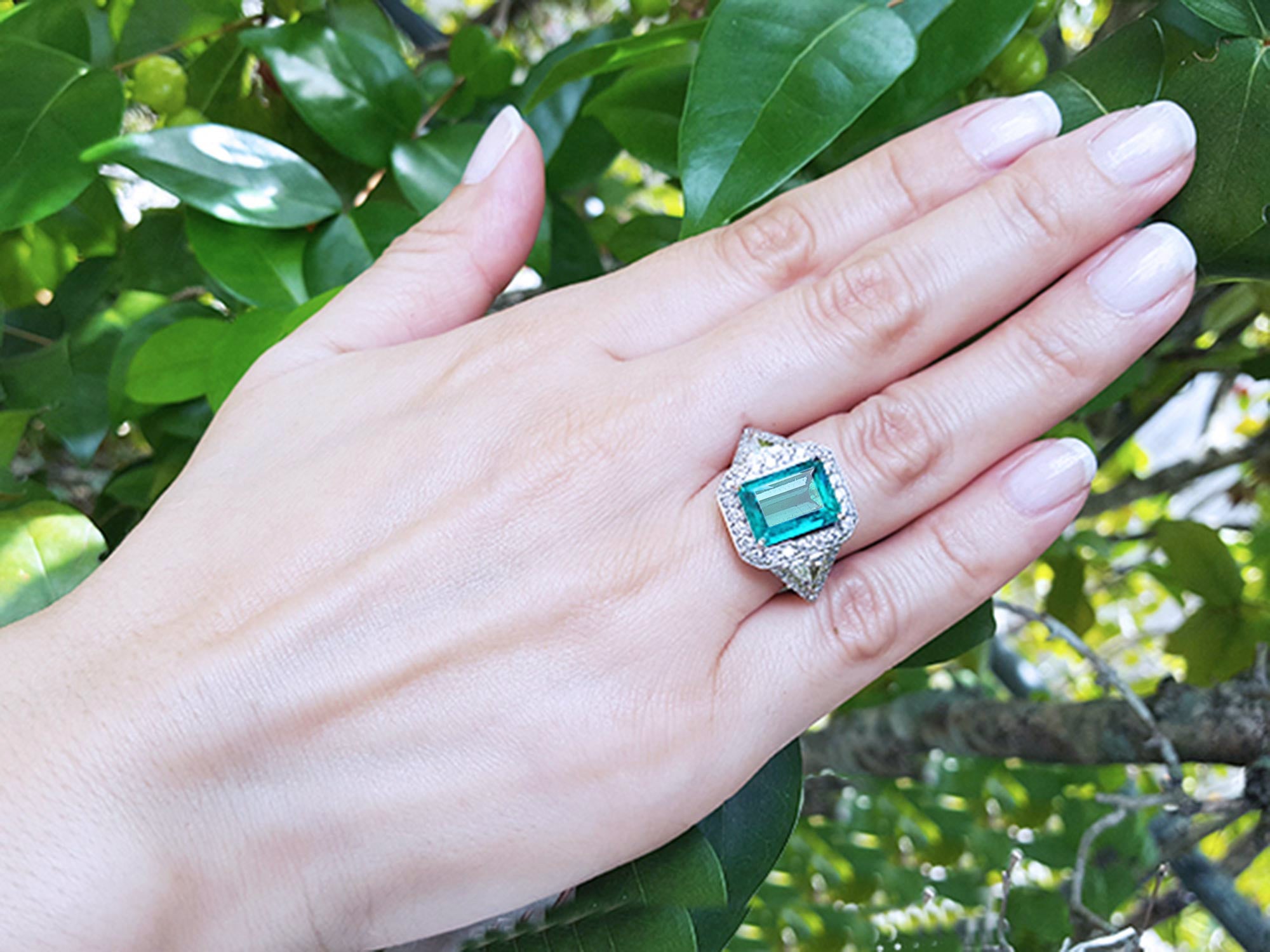 Anillo de boda con esmeralda cuadrada y diamantes triangulares a cada lado