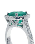 anillo de compromiso con esmeralda y diamantes naturales