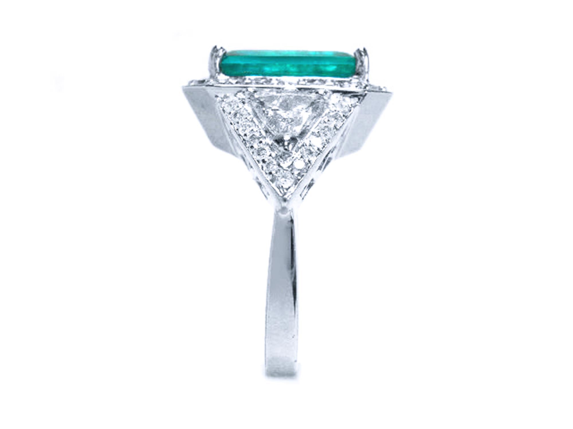 Anillo con esmeralda y diamantes triangulares laterales para mujer