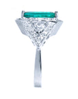 Anillo con esmeralda y diamantes triangulares laterales para mujer