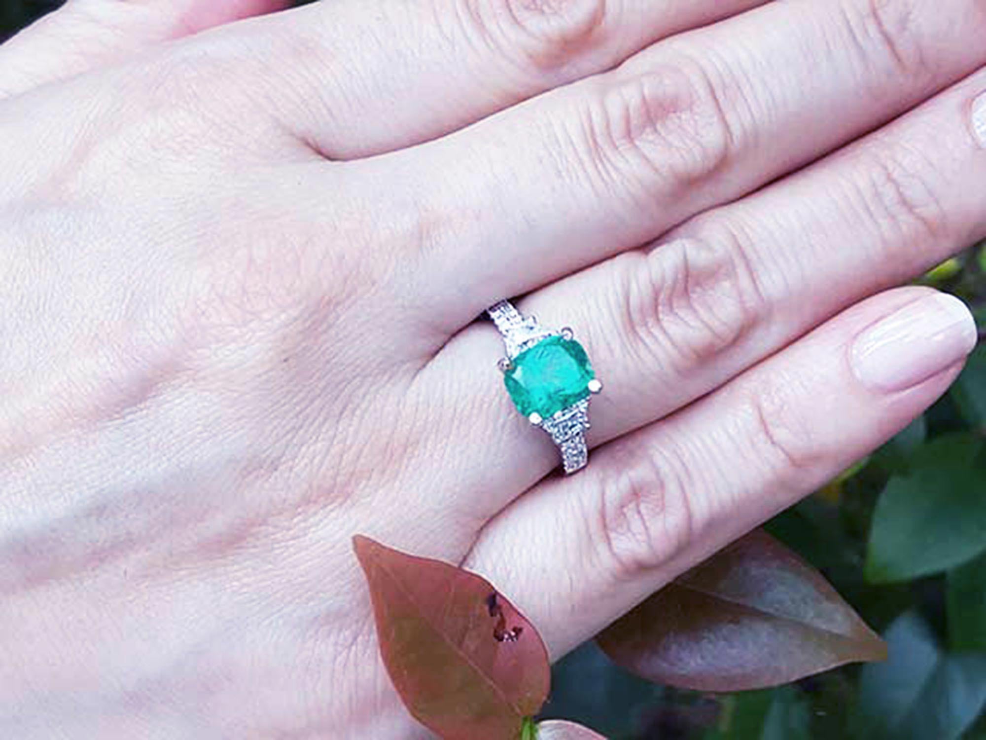 Anillo con esmeralda colombiana para mujer hecho en oro de 18k blanco