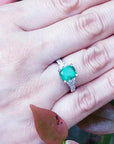 Anillo con esmeralda colombiana para mujer hecho en oro de 18k blanco