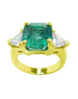 Anillo de esmeralda para mujer con certificación GIA, de talla cuadrada y diamantes laterales naturales de talla trillón, elaborado en oro amarillo de 18 quilates.