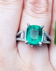 Anillo con esmeralda colombiana certificada posición frontal en dedo anular