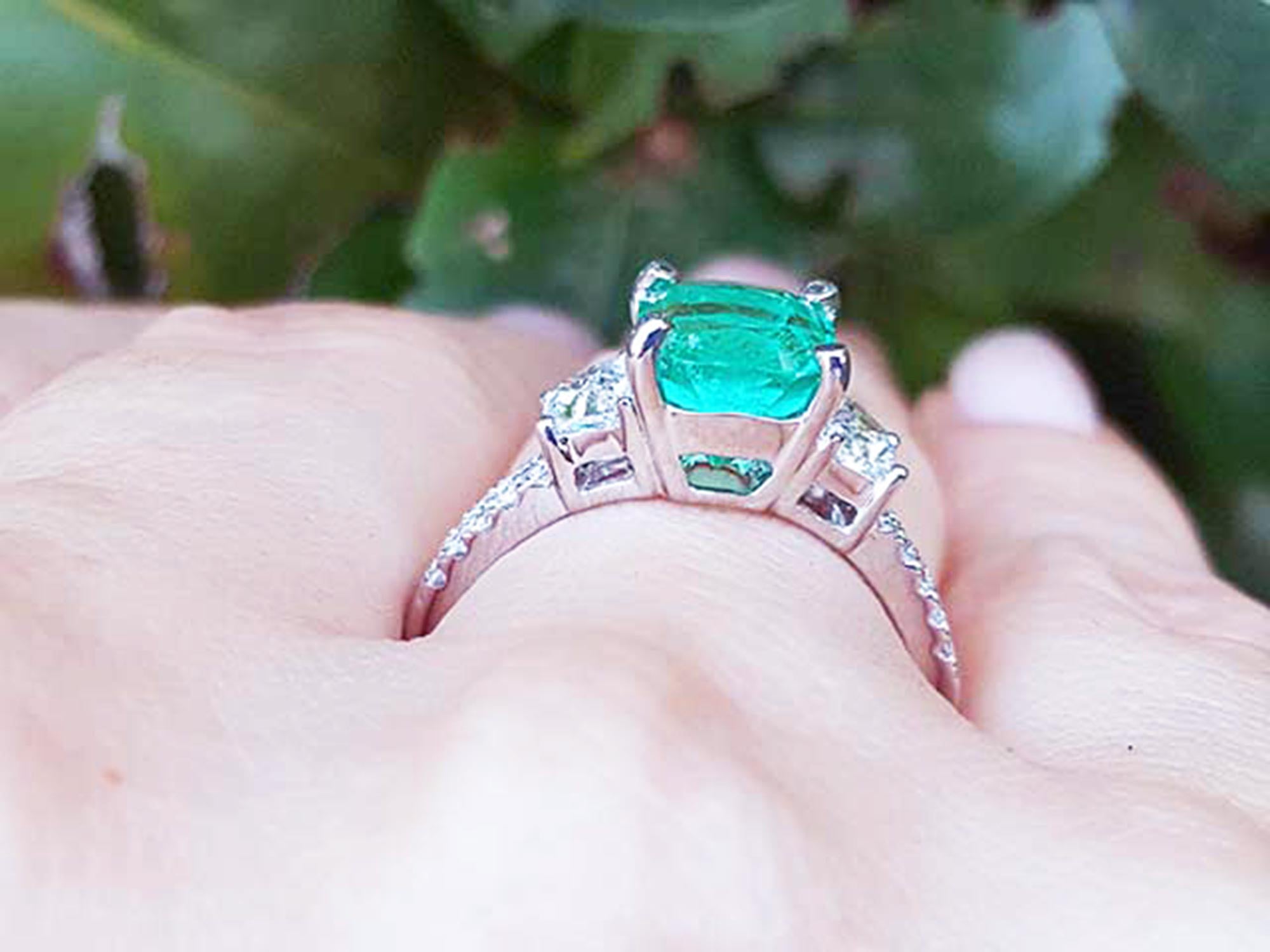 Anillo con esmeralda corte cojín en oro blanco de 18k