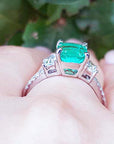 Anillo con esmeralda corte cojín en oro blanco de 18k